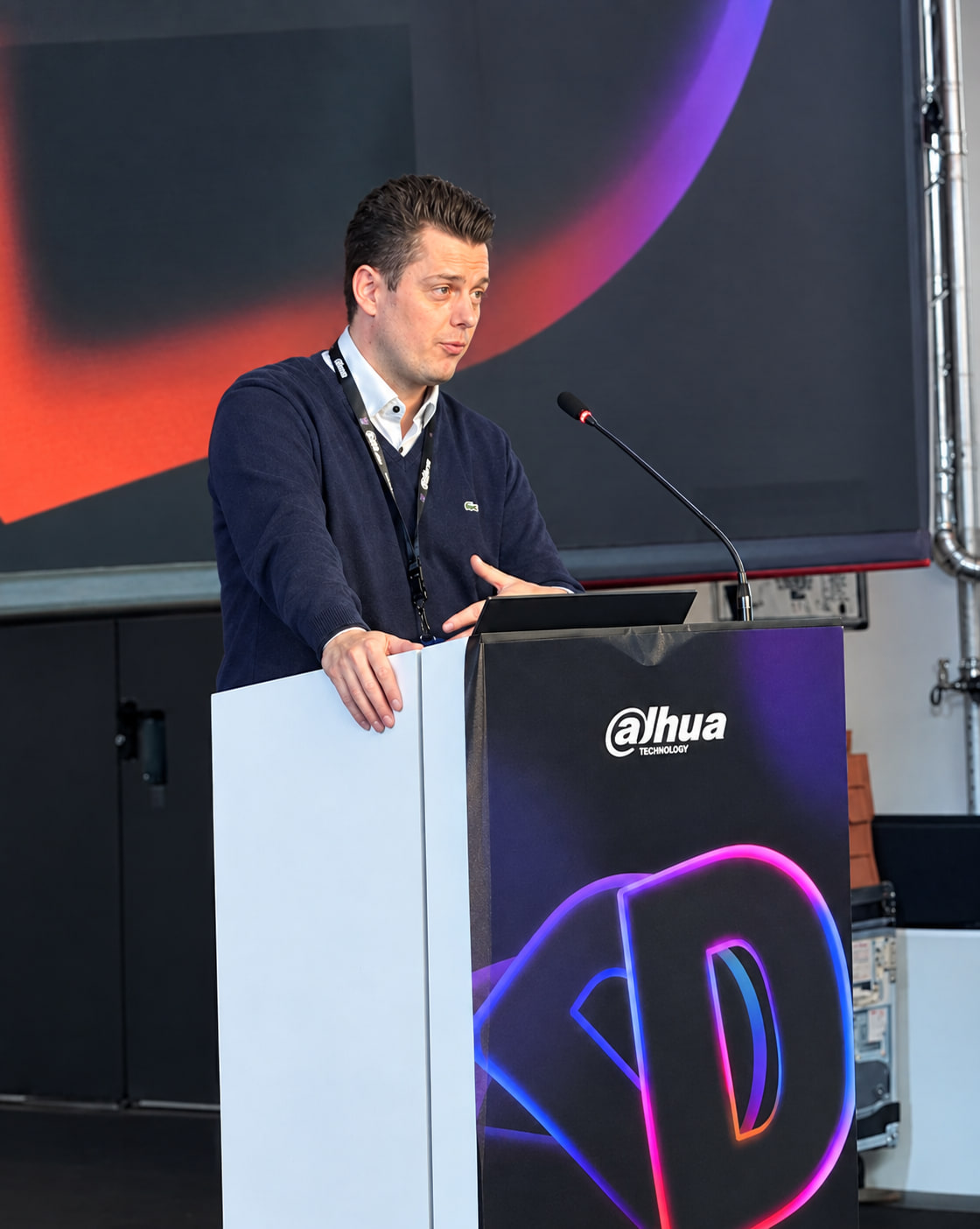 Moritz Schneider bei einem Vortrag am Rednerpult